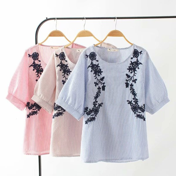 Ležerna ženska majica s ovalnim izrezom i vezom