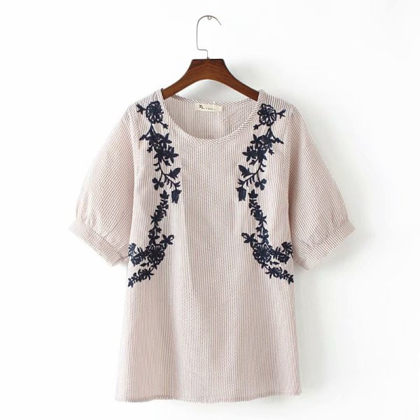 Ležerna ženska majica s ovalnim izrezom i vezom