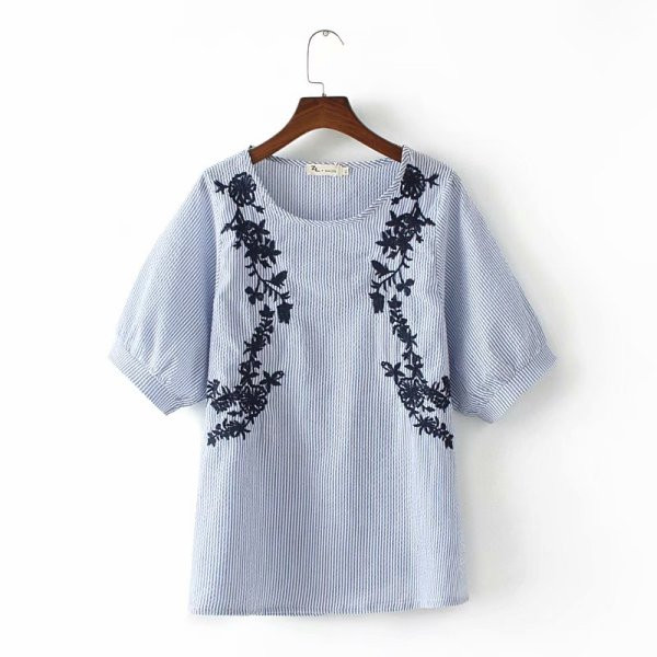 Ležerna ženska majica s ovalnim izrezom i vezom