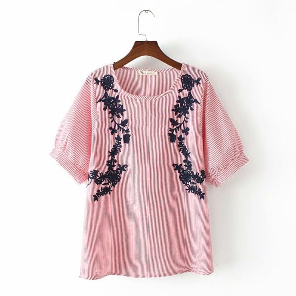 Ležerna ženska majica s ovalnim izrezom i vezom