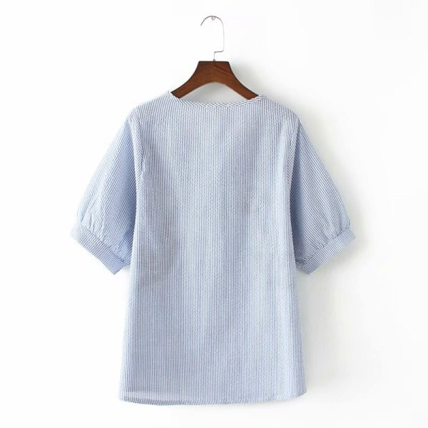 Ležerna ženska majica s ovalnim izrezom i vezom