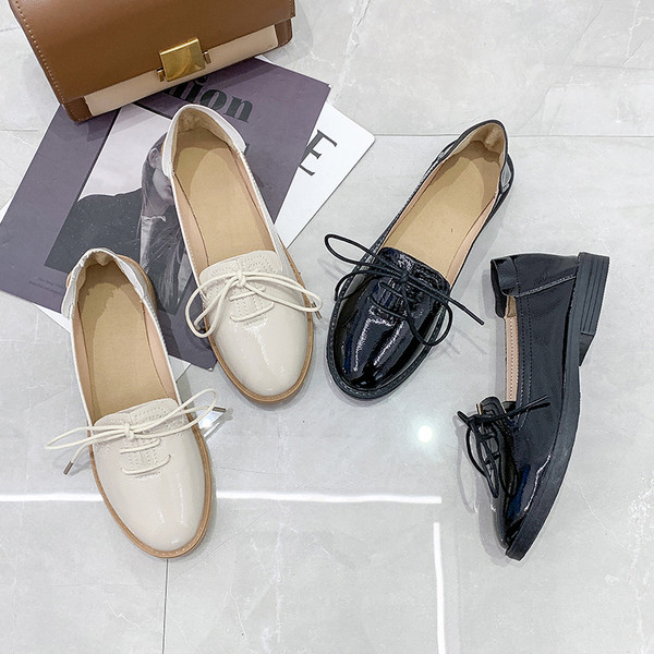 Pantofi din piele lacuita cu talpa plate si sireturi