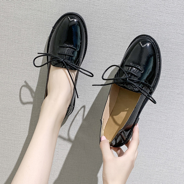 Pantofi din piele lacuita cu talpa plate si sireturi