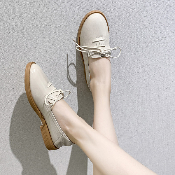 Pantofi din piele lacuita cu talpa plate si sireturi