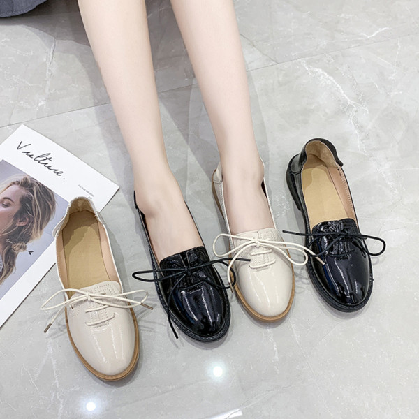 Pantofi din piele lacuita cu talpa plate si sireturi