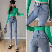 Prigludę moteriški džinsai aukštu juosmeniu ir išsiuvinėtu užrašu