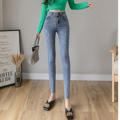 Prigludę moteriški džinsai aukštu juosmeniu ir išsiuvinėtu užrašu