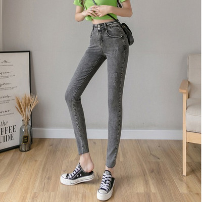 Prigludę moteriški džinsai aukštu juosmeniu ir išsiuvinėtu užrašu