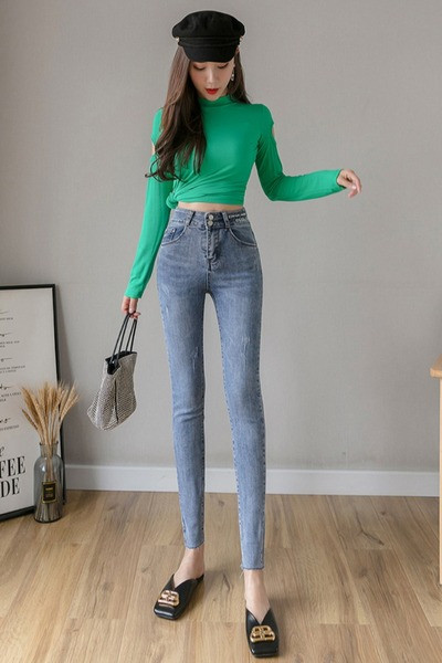 Prigludę moteriški džinsai aukštu juosmeniu ir išsiuvinėtu užrašu