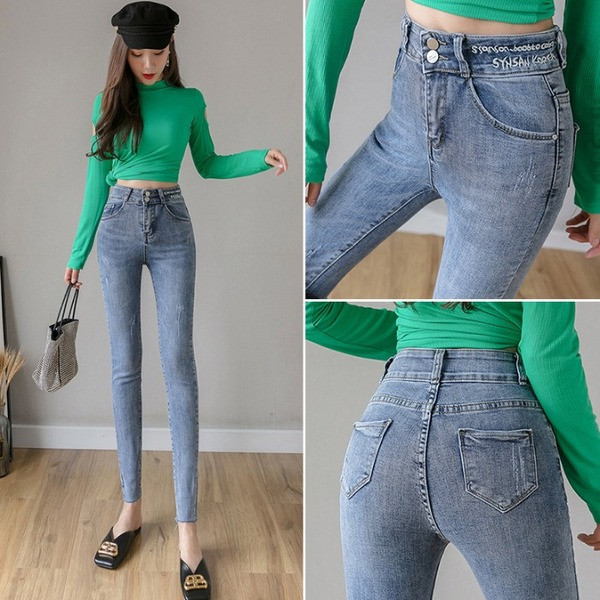 Prigludę moteriški džinsai aukštu juosmeniu ir išsiuvinėtu užrašu