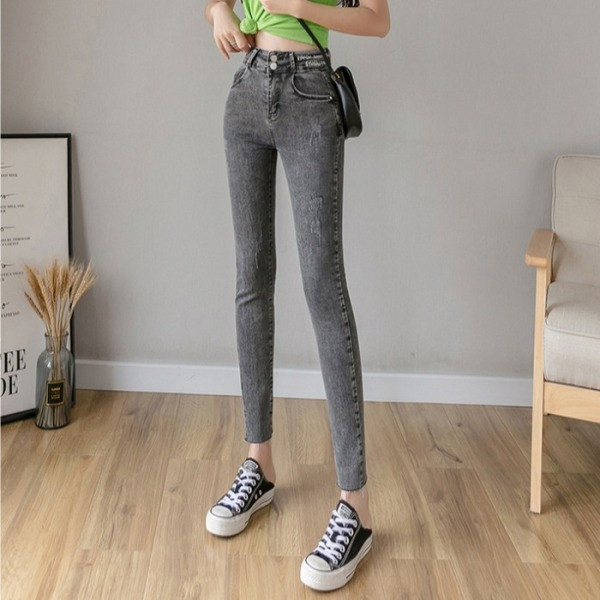 Prigludę moteriški džinsai aukštu juosmeniu ir išsiuvinėtu užrašu