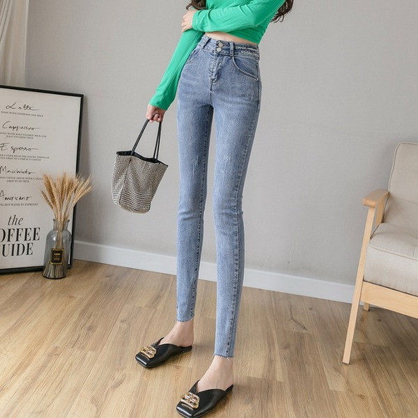 Prigludę moteriški džinsai aukštu juosmeniu ir išsiuvinėtu užrašu