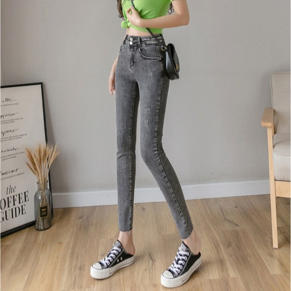 Prigludę moteriški džinsai aukštu juosmeniu ir išsiuvinėtu užrašu