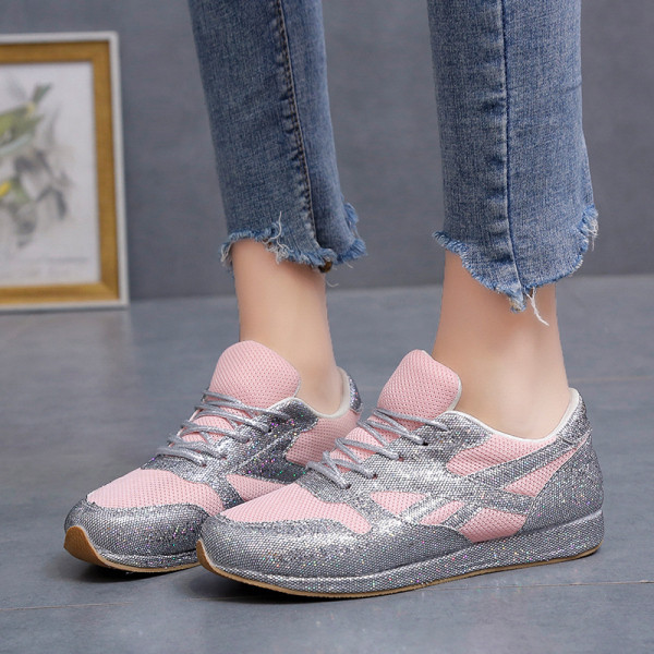 Model nou de adidași de damă cu talpă plată și efect strălucitor