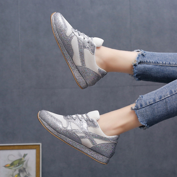 Model nou de adidași de damă cu talpă plată și efect strălucitor