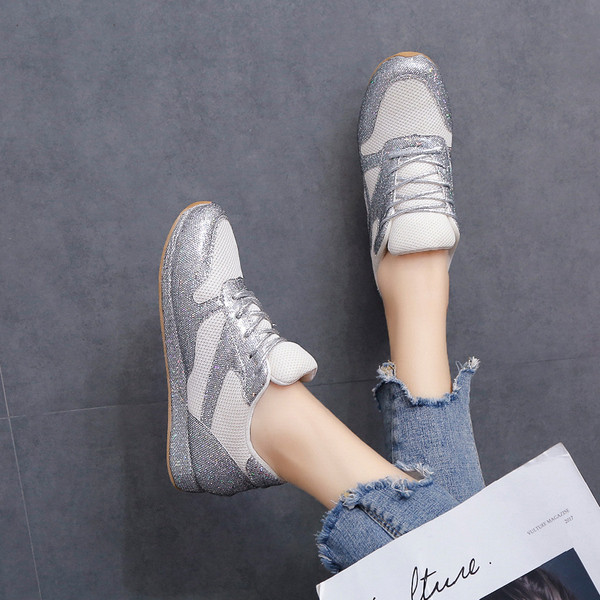 Model nou de adidași de damă cu talpă plată și efect strălucitor