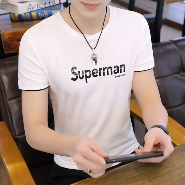 Ležerna muška majica s natpisom i ovalnim izrezom