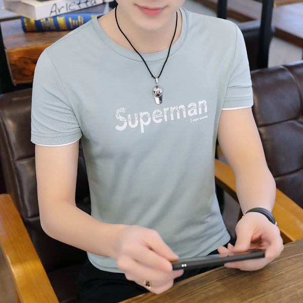 Ležerna muška majica s natpisom i ovalnim izrezom