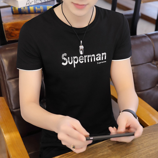 Ležerna muška majica s natpisom i ovalnim izrezom