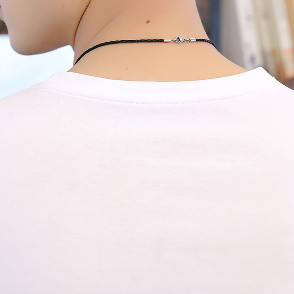 Ležerna muška majica s natpisom i ovalnim izrezom