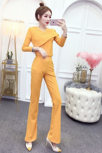 Női szett, amely tartalmaz egy spitz dekoltázsú blúzt és magas derekú nadrágot