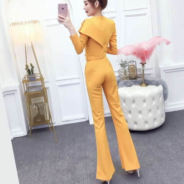 Női szett, amely tartalmaz egy spitz dekoltázsú blúzt és magas derekú nadrágot