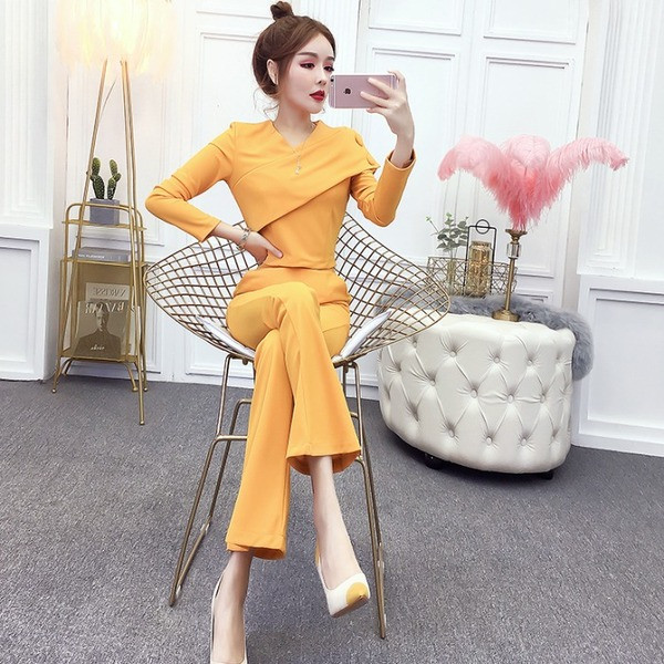 Női szett, amely tartalmaz egy spitz dekoltázsú blúzt és magas derekú nadrágot