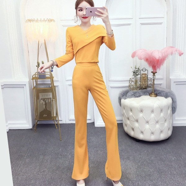 Női szett, amely tartalmaz egy spitz dekoltázsú blúzt és magas derekú nadrágot