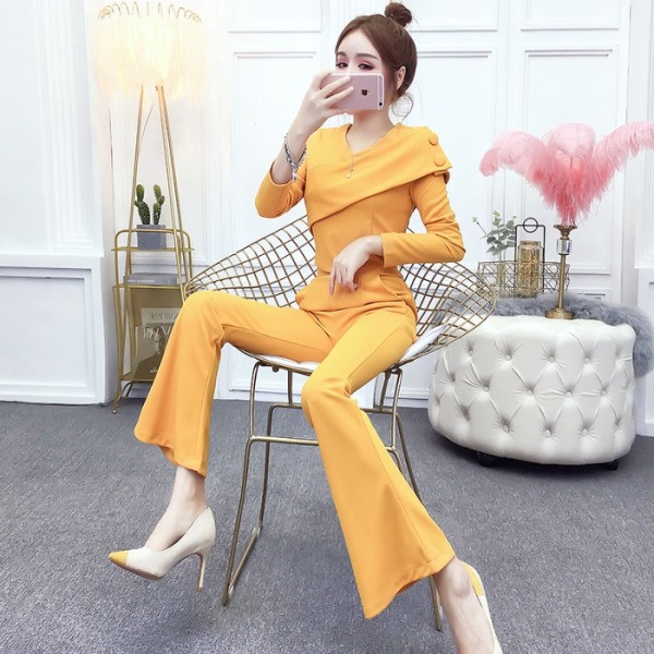 Női szett, amely tartalmaz egy spitz dekoltázsú blúzt és magas derekú nadrágot