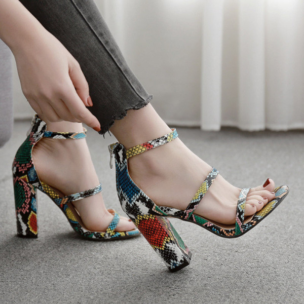 Šiuolaikinės moteriškos basutės su užtrauktuku ir gyvatės raštu