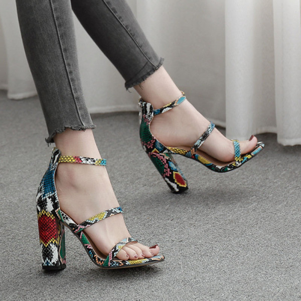 Šiuolaikinės moteriškos basutės su užtrauktuku ir gyvatės raštu