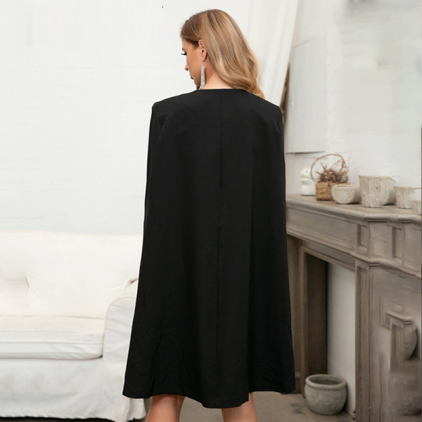 NOVI model svečane ženske haljine sa dubokim dekolteom i gumbima