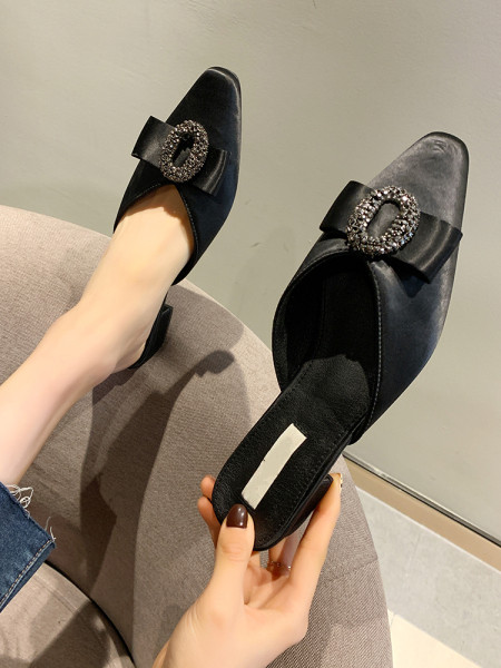 Hegyes modell női papucs alacsony 4 cm-es sarokkal és szalaggal