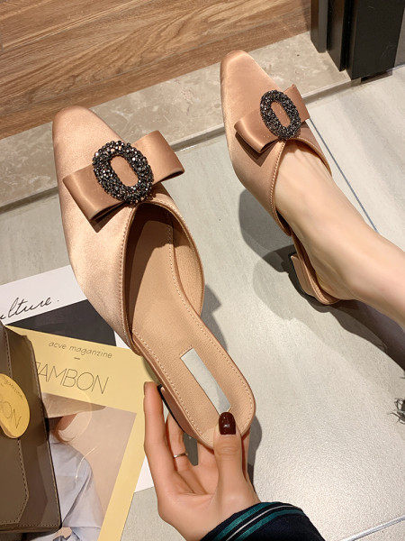 Hegyes modell női papucs alacsony 4 cm-es sarokkal és szalaggal