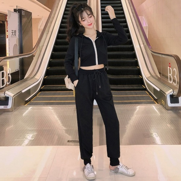 Спортен дамски комплект от суичър с качулка и панталони