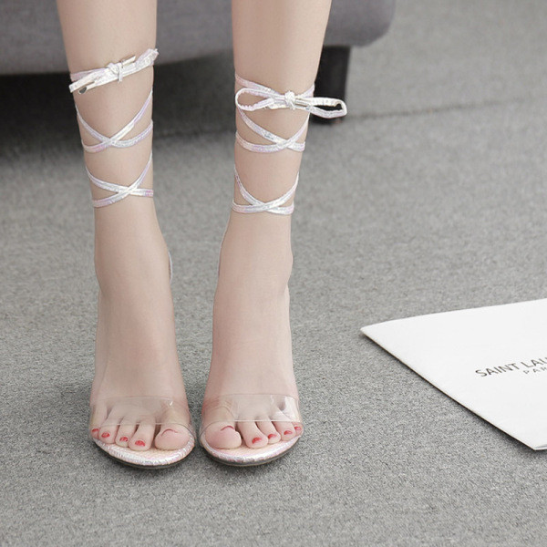 Elegáns szandál 10 cm magas sarokkal és szilikon pánttal