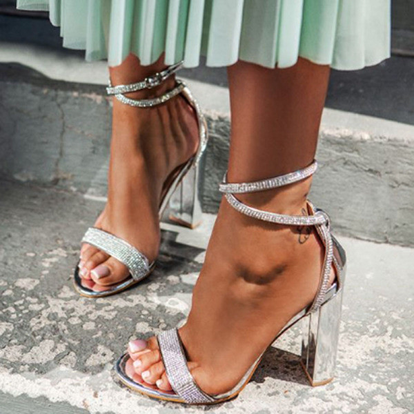 Modernas sudraba sandales ar akmens apdari