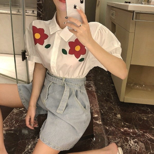 Moderns sieviešu krekls ar īsām piedurknēm un apdruku