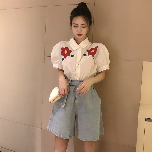 Moderns sieviešu krekls ar īsām piedurknēm un apdruku