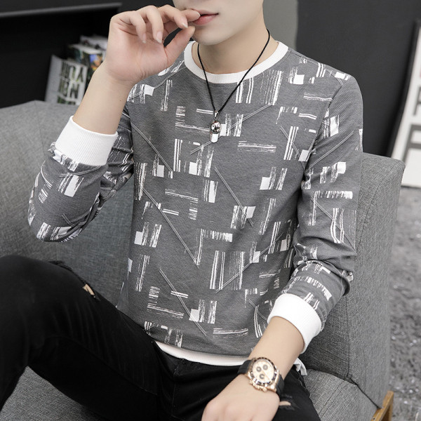 Laisva vyriška palaidinė su ovalia iškirpte ir ilgomis rankovėmis