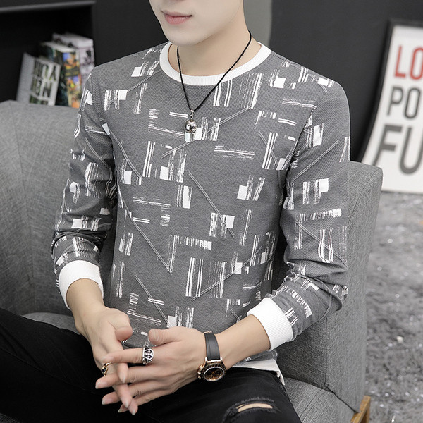 Laisva vyriška palaidinė su ovalia iškirpte ir ilgomis rankovėmis