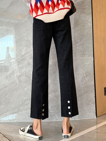 Egyenes modell női farmer magas derékkal és gombokkal