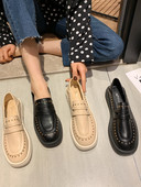 Moteriški laisvalaikio batai lygiais padais ir metalinėmis akutėmis