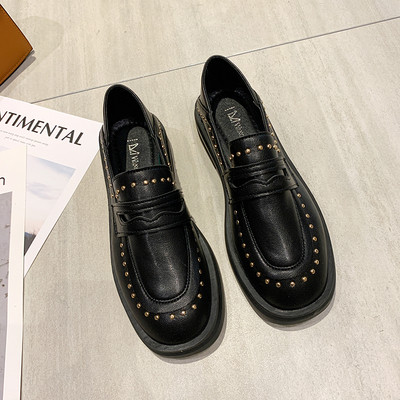 Moteriški laisvalaikio batai lygiais padais ir metalinėmis akutėmis