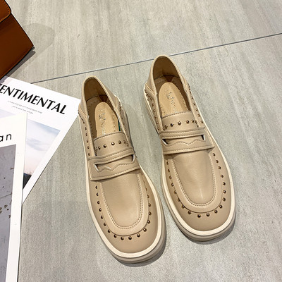 Moteriški laisvalaikio batai lygiais padais ir metalinėmis akutėmis