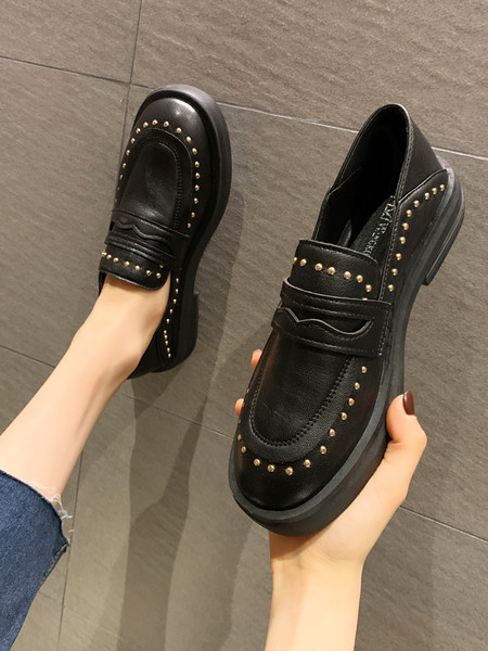 Moteriški laisvalaikio batai lygiais padais ir metalinėmis akutėmis