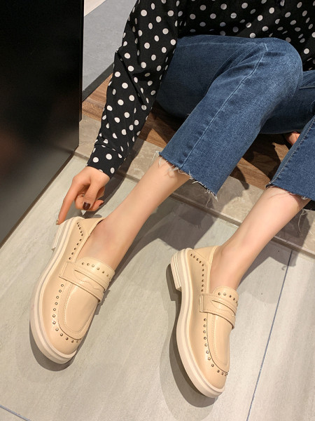 Moteriški laisvalaikio batai lygiais padais ir metalinėmis akutėmis