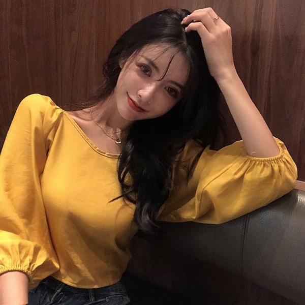 Moderna ženska kratka bluza spuštenih rukava i vezanja