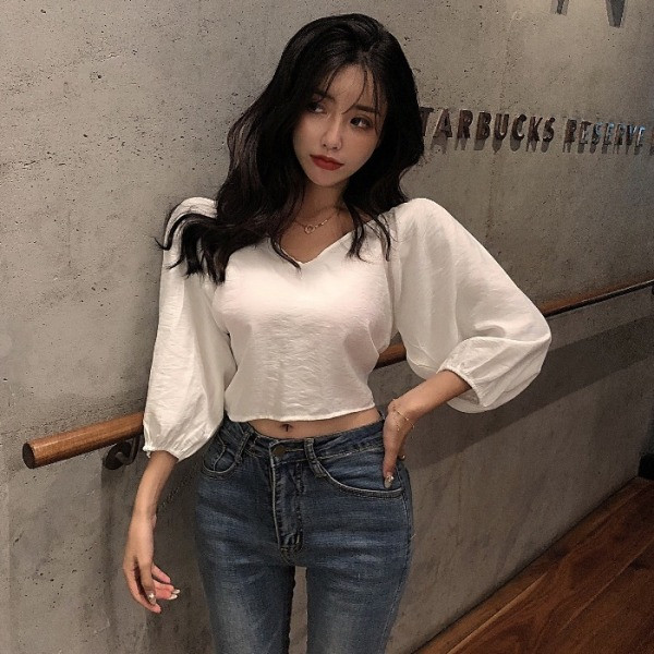 Moderna ženska kratka bluza spuštenih rukava i vezanja