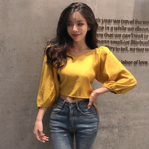 Moderna ženska kratka bluza spuštenih rukava i vezanja